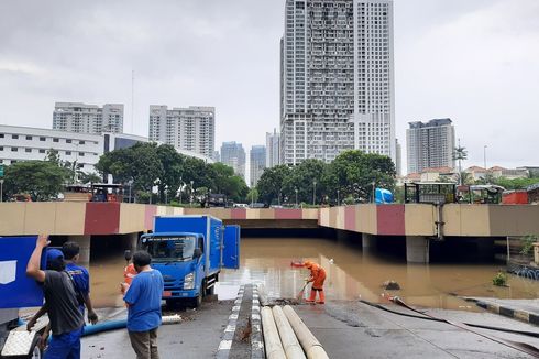 Underpass Kemayoran Masih Terendam Banjir 2,5 M, Petugas Berupaya Sedot Air