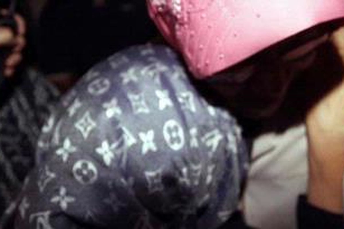 Tersangka penyuapan, Nunun Nurbaeti (kerudung abu-abu), dilindungi petugas saat dibawa ke dalam Kantor KPK, Sabtu (10/12/2011). Nunun di tangkap di Thailand setelah berbulan-bulan menjadi buronan interpol.