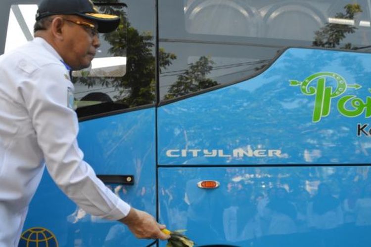 Wali kota Pontianak, Sutarmidji saat melakukan prosesi tepung tawar dalam persemian Bus Rapid Transit di Kantor Dinas Perhubungan, Pontianak, Kalimantan Barat (8/2/2017)