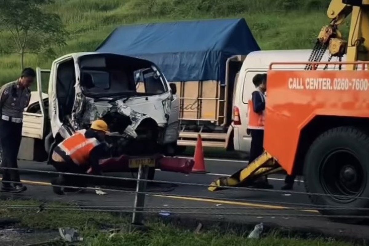 Petugas saat mengevakuasi kendaraan pikap yang alami kecelakaan di Tol Cikopo-Palimanan (Cipali) KM 141+600 arah Jakarta, Sabtu (14/3/2026).