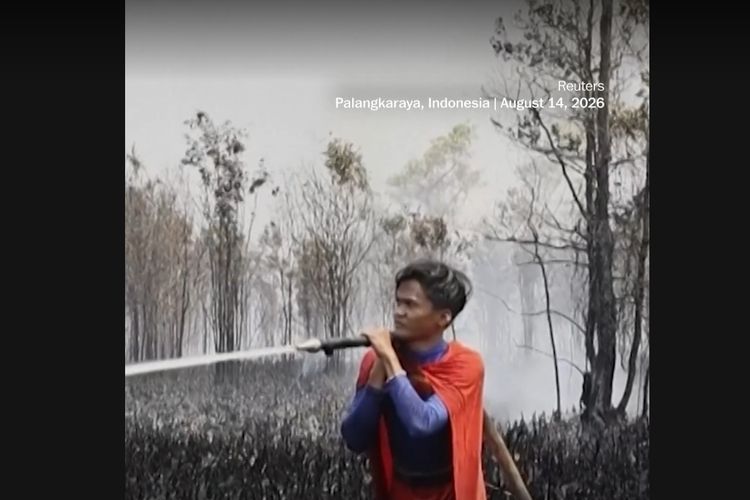 Reuters Soroti Remaja Kalimantan Padamkan Karhutla Pakai Kostum Superman