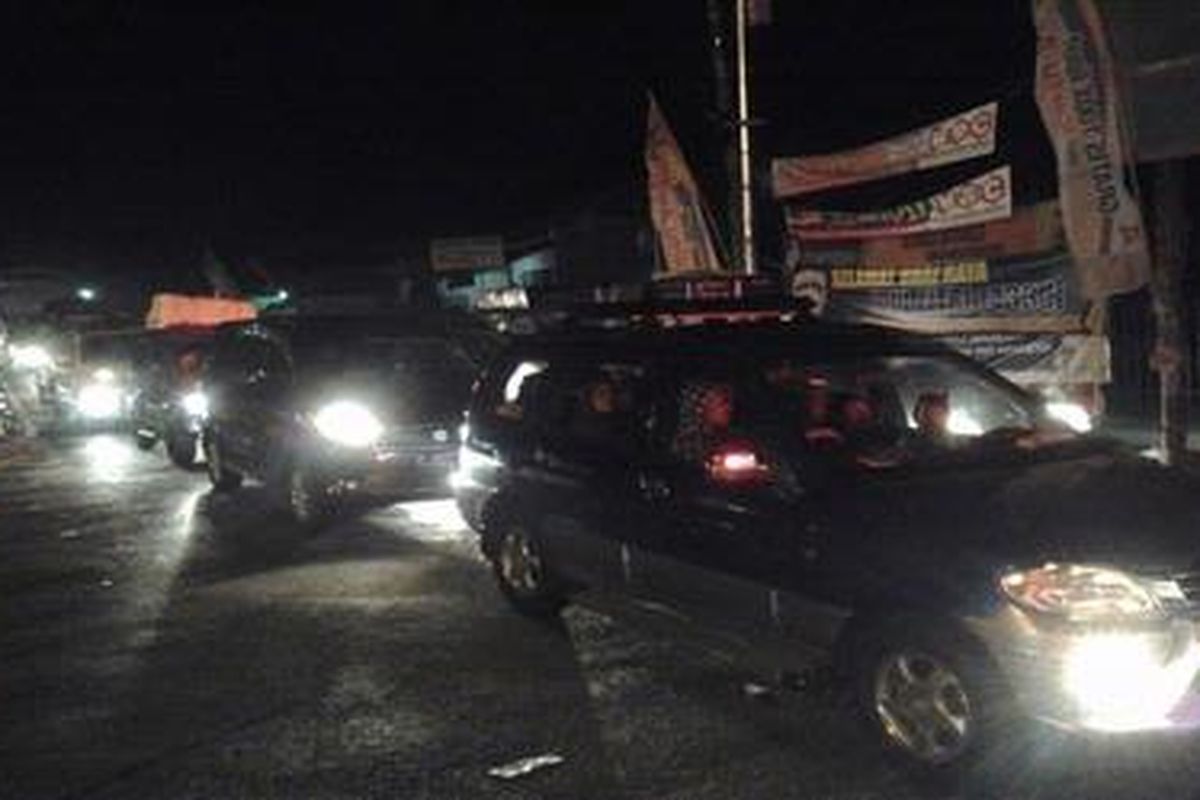 Kemacetan parah masih terjadi mulai gerbang tol Cikampek hingga Simpang Mutiara, Jumat malam hingga Sabtu (18/8/2012) dini hari. Jarak sekitar dua kilometer itu harus ditempuh selama enam jam. 