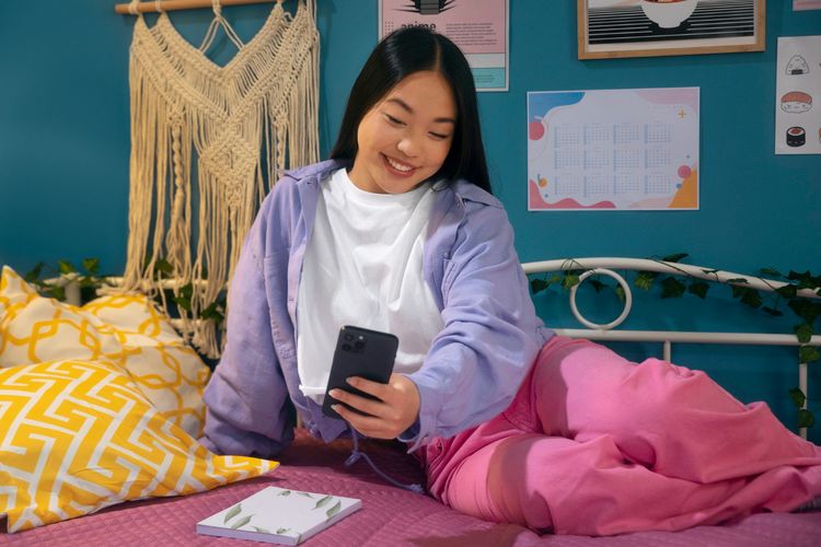 Terlalu lama menatap layar bisa memicu stres. Cobalah cara digital detox ini untuk bikin pikiran lebih segar dan hidup lebih seimbang.