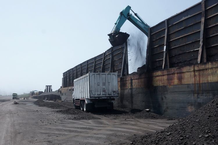 Aktivitas bongkar muat barang curah di Pelabuhan Marunda, Jakarta Utara, Sabtu (31/8/2019)