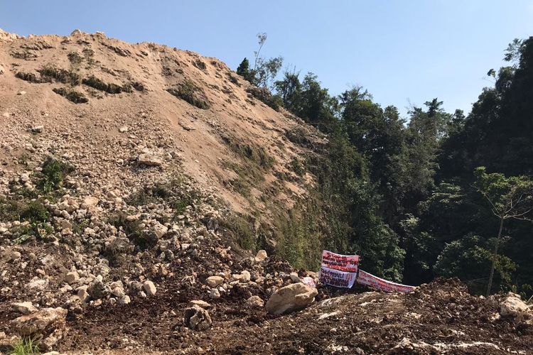 Salah satu akses masuk ke Tebing Kuta Lingkung, Klapanunggal, Jawa Barat, Kamis (18/6/2020). Sisi barat Tebing Kuta Lingkung berbatasan langsung dengan area penambangan semen PT. Indocement Tunggal Perkasa. Pegiat panjat tebing dan masyakarat setempat meminta area Tebing Kuta Lingkung dilestarikan sebagai obyek wisata panjat tebing.