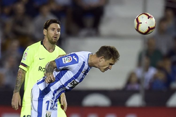 Raul Garcia lebih cepat daripada Lionel Messi dalam mengantisipasi datangnya bola pada pertandingan Leganes vs Barcelona di Estadion Municipal de Butarque, 26 September 2018. 