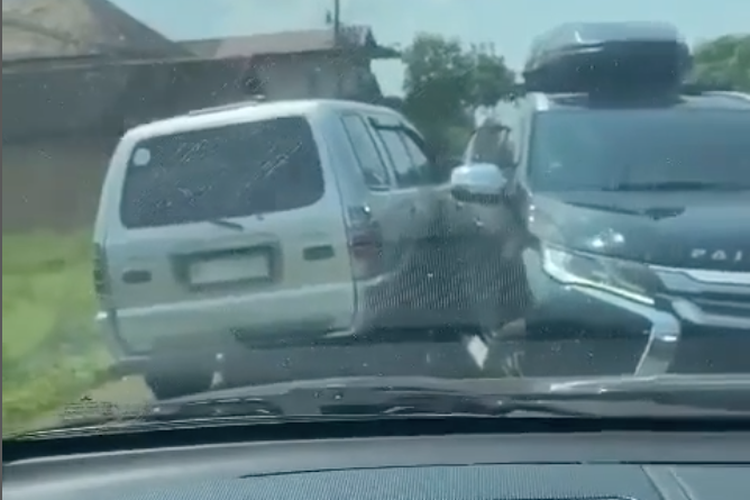 Video Isuzu Panther senggol Mitsubishi Pajero Sport yang lawan arah