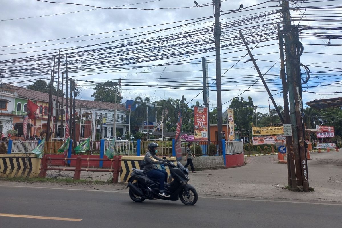 Kondisi kabel semrawut di Jalan Raya Sawangan, Rangkapan Jaya, Pancoran Mas, Depok, berserakan hingga di pinggir jalan pada Jumat (6/1/2023).
