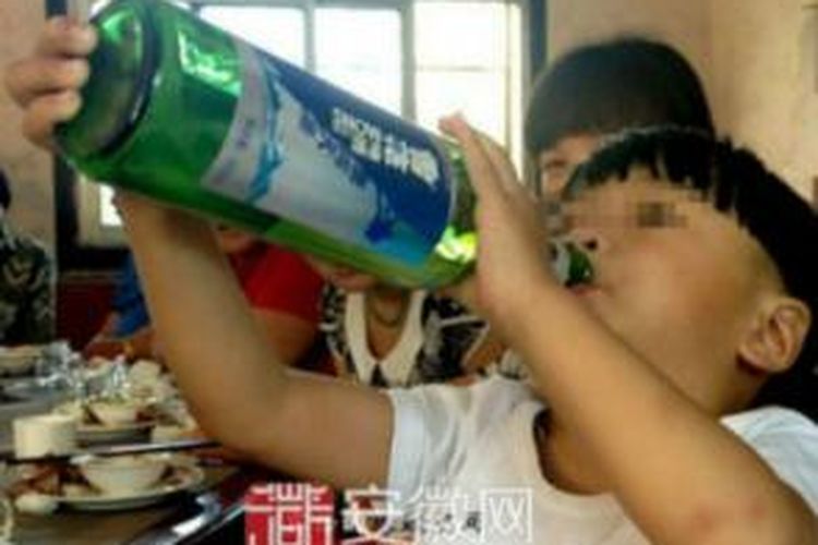 Cheng Cheng bisa menenggak sebotol bir sendirian tanpa menjadi mabuk atau terkena efek alkohol lainnya.