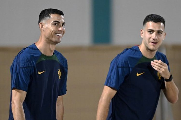 Kapten timnas Portugal, Cristiano Ronaldo (kiri), dan Diogo Dalot saat menjalani sesi latihan menjelang pertandingan Grup H Piala Dunia 2022 Qatar melawan Ghana. Laga Portugal vs Ghana tersebut bakal dilangsungkan di Stadion 974, Doha, pada Kamis (24/11/2022) malam WIB.