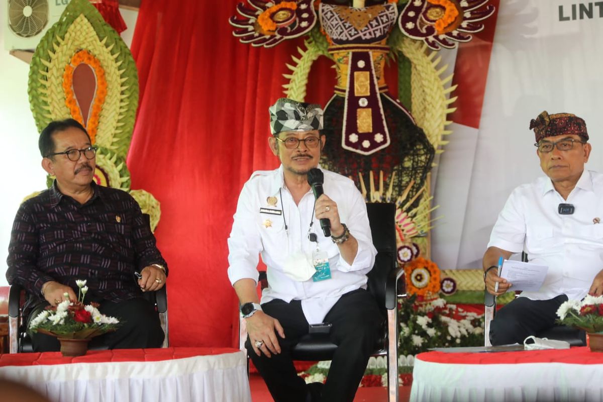 Menteri Pertanian Syahrul Yasin Limpo (tengah) bersama Kepala Staf Kepresidenan (KSP), Jenderal Moeldoko (kiri) mengunjungi Desa Sumberklampok, Kecamatan Gerokgak, Kabupaten Buleleng, Bali, Selasa, 21 Juni 2022.
