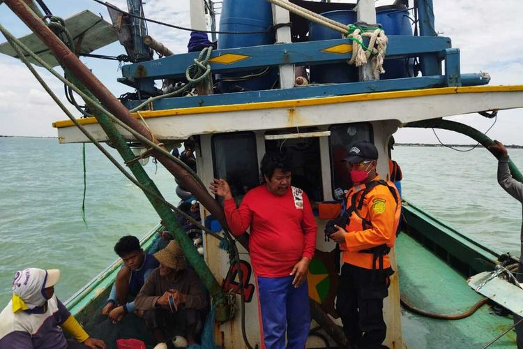 Petugas menemukan Kapal Putra Barokah SN yang sempat hilang pada Minggu (06/3/2022) subuh lalu. 19 penumpang dalam kondisi selamat.