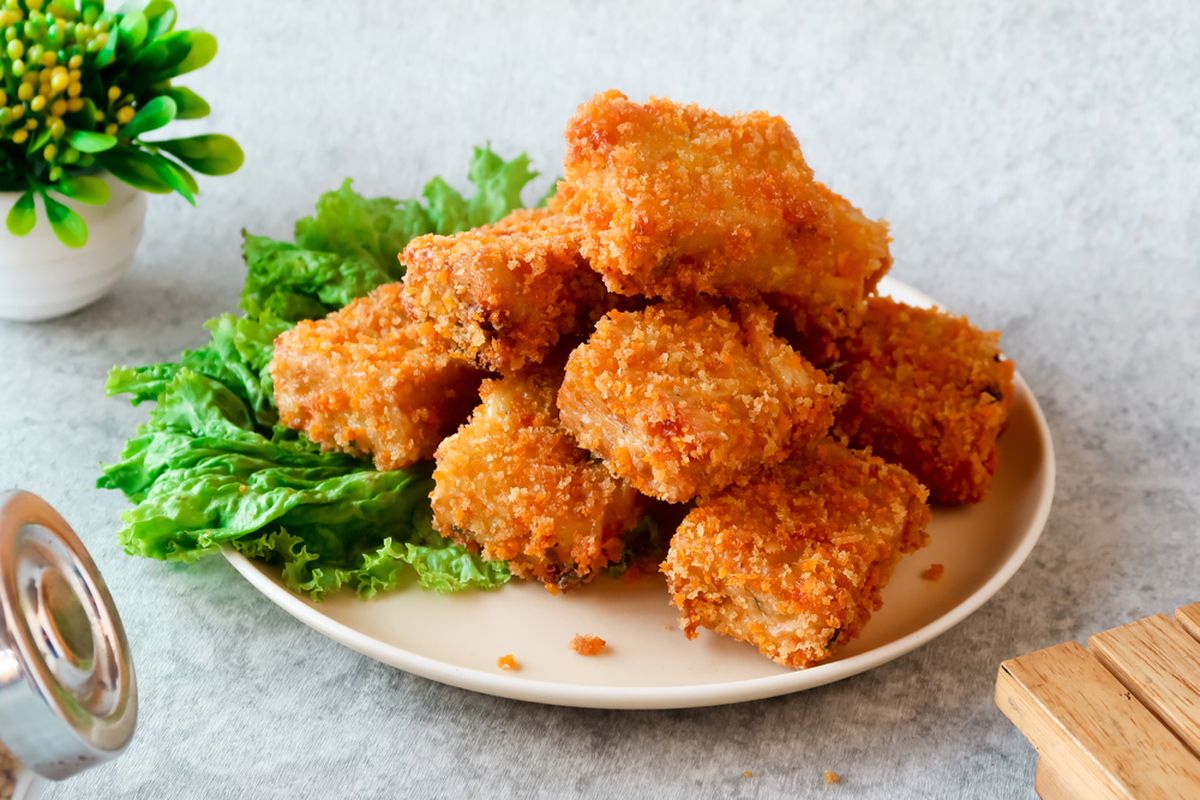 Ilustrasi nugget tahu sayuran di atas piring saji. 