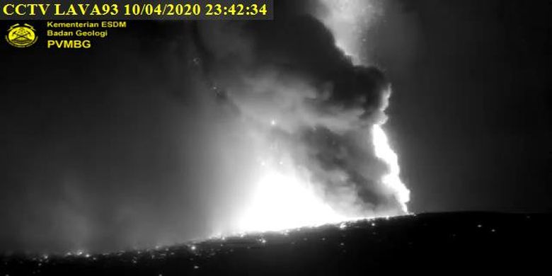 Erupsi Gunung Anak Krakatau, Jumat (10/4/2020) malam terpantau kamera pengawas PVMBG.