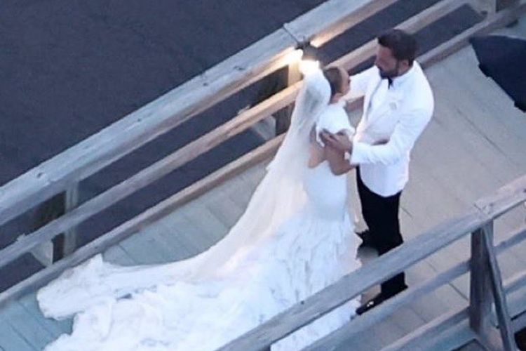 Ben Affleck dan Jennifer Lopez dalam balutan busana serba putih saat menggelar resepsi pernikahan mereka di Georgia, Amerika Serikat. 