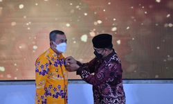 Dinilai Peduli Kesejahteraan Keluarga di Riau, Gubernur Syamsuar Terima Penghargaan MKK dari BKKBN