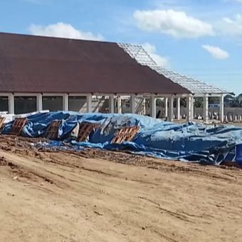 Proyek pembangunan Sekolah Rakyat di Kabupaten Takalar, Sulawesi Selatan menuai sorotan setelah dua bocah ditemukan tewas di galian septic tank. Jumat, (29/5/2026).