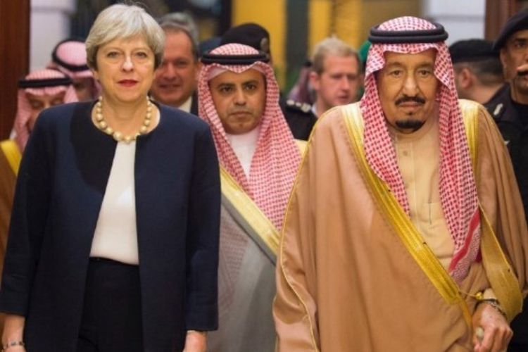 Raja Salman bin Abdulaziz bertemu dengan Perdana Menteri Inggris Theresa May di Istana Kerajaan Saudi, Riyadh, Arab Saudi, pada Rabu (29/11/2017). (AFP/Bandar Al Jaloud/Istana Kerajaan Saudi)