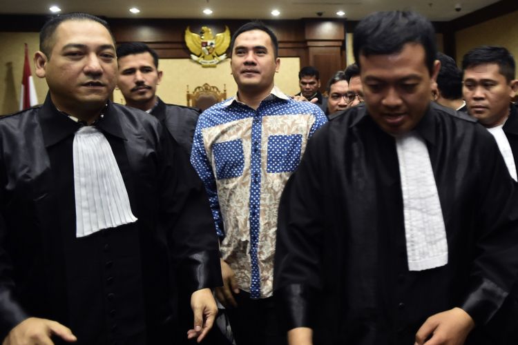 Terdakwa kasus suap penyelesaian kasus PN Jakarta Utara Saipul Jamil (tengah) berjalan dengan kuasa hukumnya usai menyampaikan nota pembelaan dalam sidang pledoi di Pengadilan Tipikor, Jakarta, Rabu (26/7). Dalam sidang pledoi, Saipul Jamil merasa tidak menyuap karena tidak ada saksi yang menyatakan Saipul menyerahkan uang atau menjanjikan sesuatu kepada Rohadi. ANTARA FOTO/Rosa Panggabean/foc/17.
