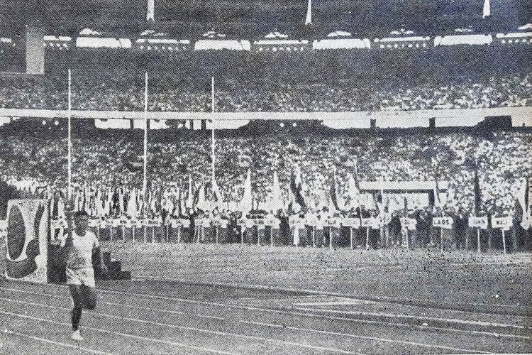 Potret obor GANEFO dibawa pada GANEFO I di Jakarta pada 1963 di Stadion GBK