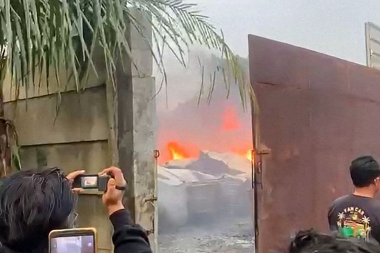 Gudang Diduga Penimbunan BBM di Pesawaran Lampung Terbakar