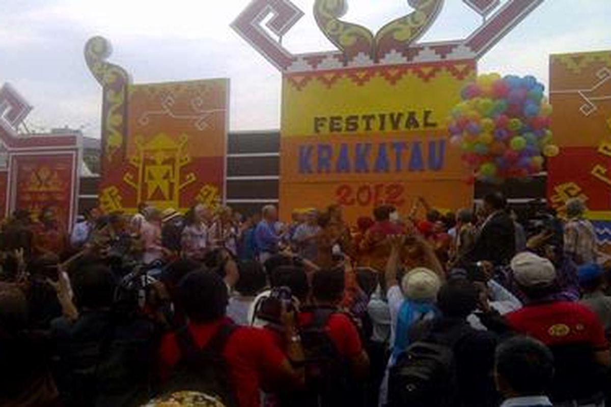 Pembukaan Festival Krakatau XXII di Lapangan Saburai, Bandar Lampung, Sabtu (6/10/2012)