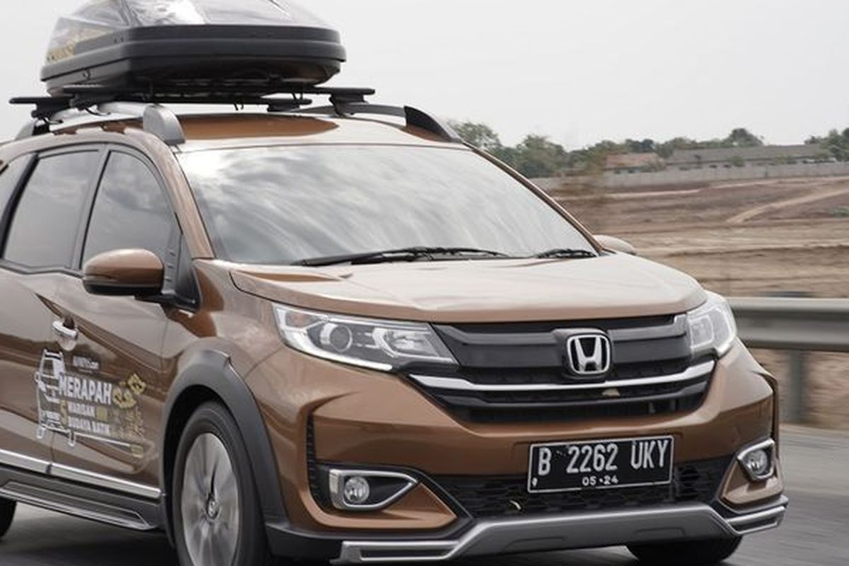 Ilustrasi Honda BR-V saat menggunakan roof box lansiran Thule