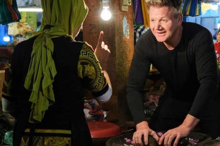Gordan Ramsay belajar membuat rendang di Sumatera Barat. 