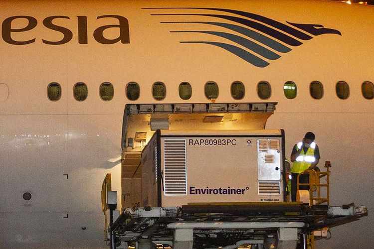 Airport personnel unload the first shipments of the Covid-19 vaccine for Indonesia from the China-based Sinovac pharmaceutical company on Sunday (6/12/2020)