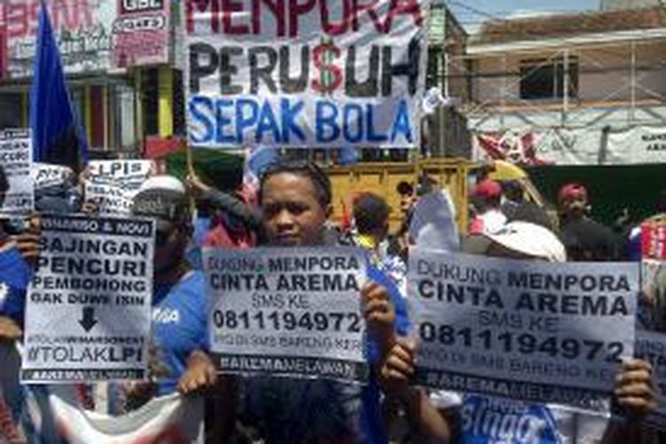 Ratusan Aremania saat gelar demo kehadiran Menpora ke Unisma. Mereka menolak kehadiran Menpora. Selasa (14/4/2016).