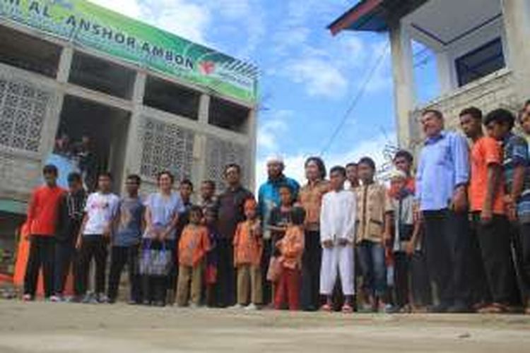 Sekretaris Departemen Semesta Sinode Gereja Protestan Maluku (GPM), Pendeta Hendrik Hetari bersama pimpinan Panti Asuhan Al Anshor serta puluhan anak yatim berpose bersama usai penyerahan bantuan paket sembako di panti asuhan tersebut, Kamis (30/6/2016)