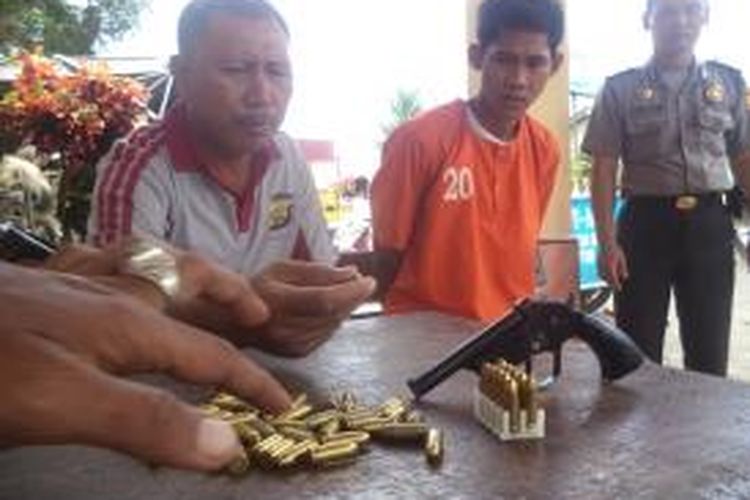 DI, ditangkap Polsek Teluk Segara, Kota Bengkulu karena memiliki senpi rakitan dan 46 butir peluru aktif