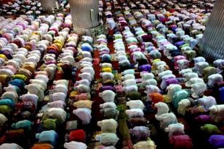 Umat Muslim menjalani shalat tarawih yang menandakan dimulainya puasa selama bulan suci Ramadhan, di Masjid Istiqlal, Jakarta, Indonesia, Sabtu, 28 Juni 2014.