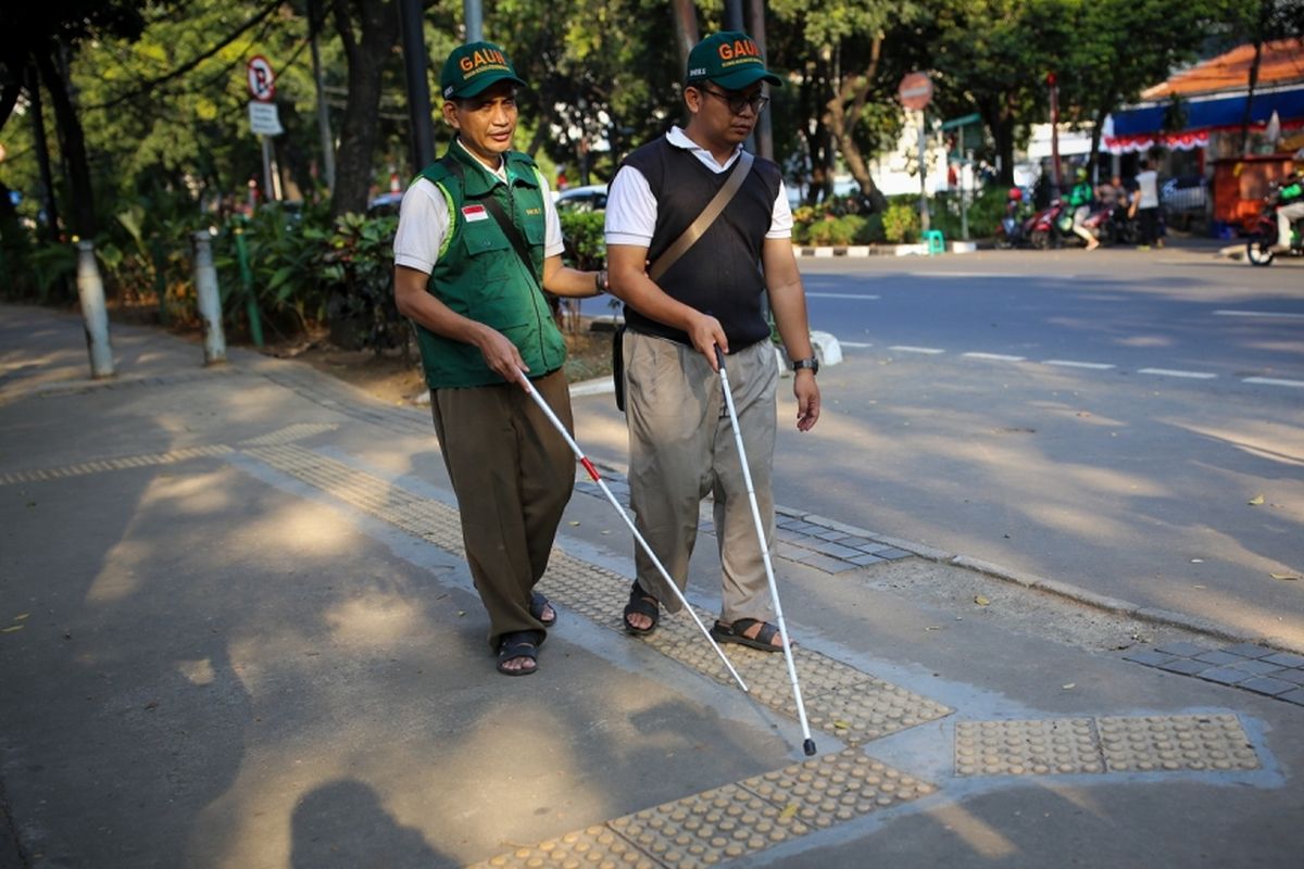 Sejumlah warga penyandang disabilitas yang tergabung dalam Gerakan Aksesbilitas Umum Nasional (GAUN) menggelar aksi susur trotoar di sepanjang Jalan Sabang, Thamrin, ke arah Jalan Kebon Sirih, Menteng, Jakarta Pusat, Rabu (30/8/2017). Kaum disabilitas menyuarakan kebutuhan akan jalur pedestrian yang ramah dan aman akibat banyaknya trotoar yang digunakan untuk parkir mobil atau motor sampai pedagang kaki lima berjualan sehingga fasilitas untuk disabilitas menjadi rusak.