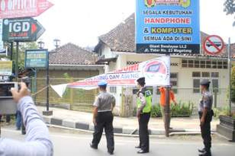 Petugas gabungan Polres Magelang menurunkan sejumlah spanduk yang dinilai provokatif di kawasan Muntilan, Magelang, Jawa Tengah, Jumat (16/12/2016) lalu.