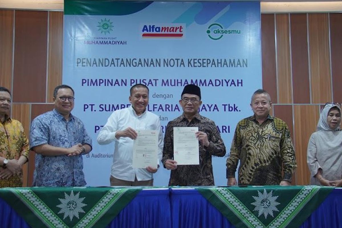 Corporate Affairs Director Alfamart Solihin, Presiden Direktur Aksesmu Hans Harischandra, dan Ketua PP Muhammadiyah Profesor Muhadjir Effendy saat menandatangani MoU.