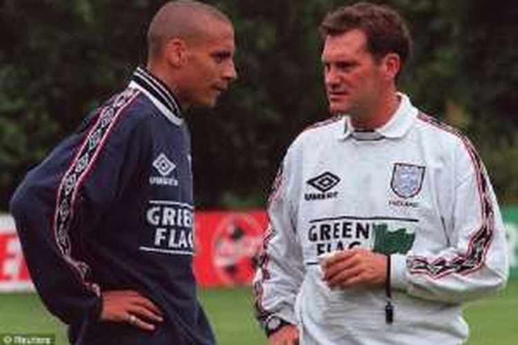 Rio Ferdinand tengah berbincang dengan Glenn Hoddle dalam sesi latihan Inggris jelang Piala Dunia 1998.