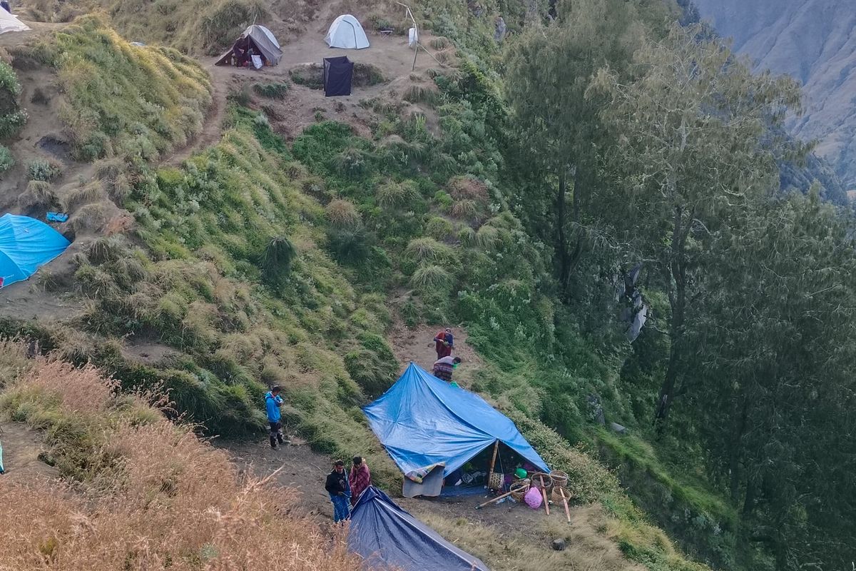 Ima Sumirat saat di Plawangan Senaru Camp area di Gunung Rinjani, Nusa Tenggara Barat.