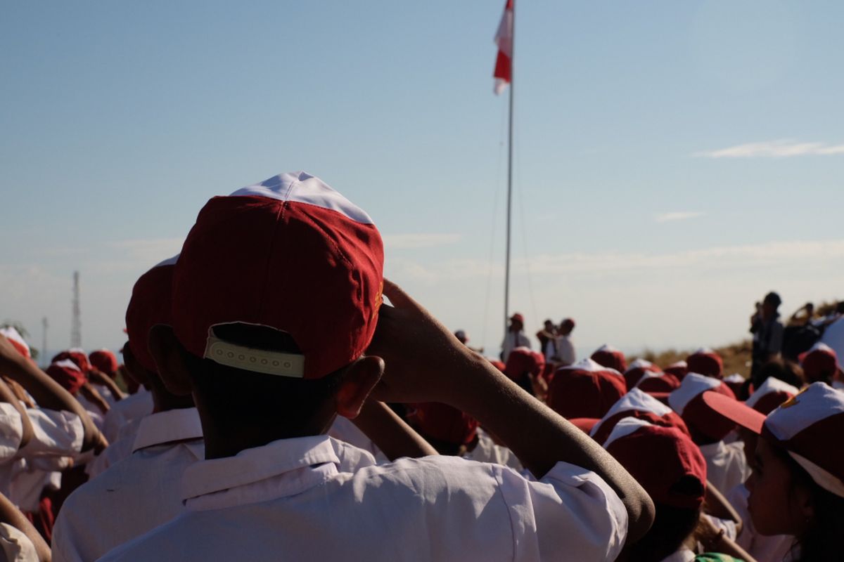 Upacara bendera merayakan HUT ke-73 Republik Indonesia di Sekolah Dasar Negeri Rapamanu, Desa Mbatakapidu, Waingapu, Kabupaten Sumba Timur, Nusa Tenggara Timur, Jumat (17/8/2018).
