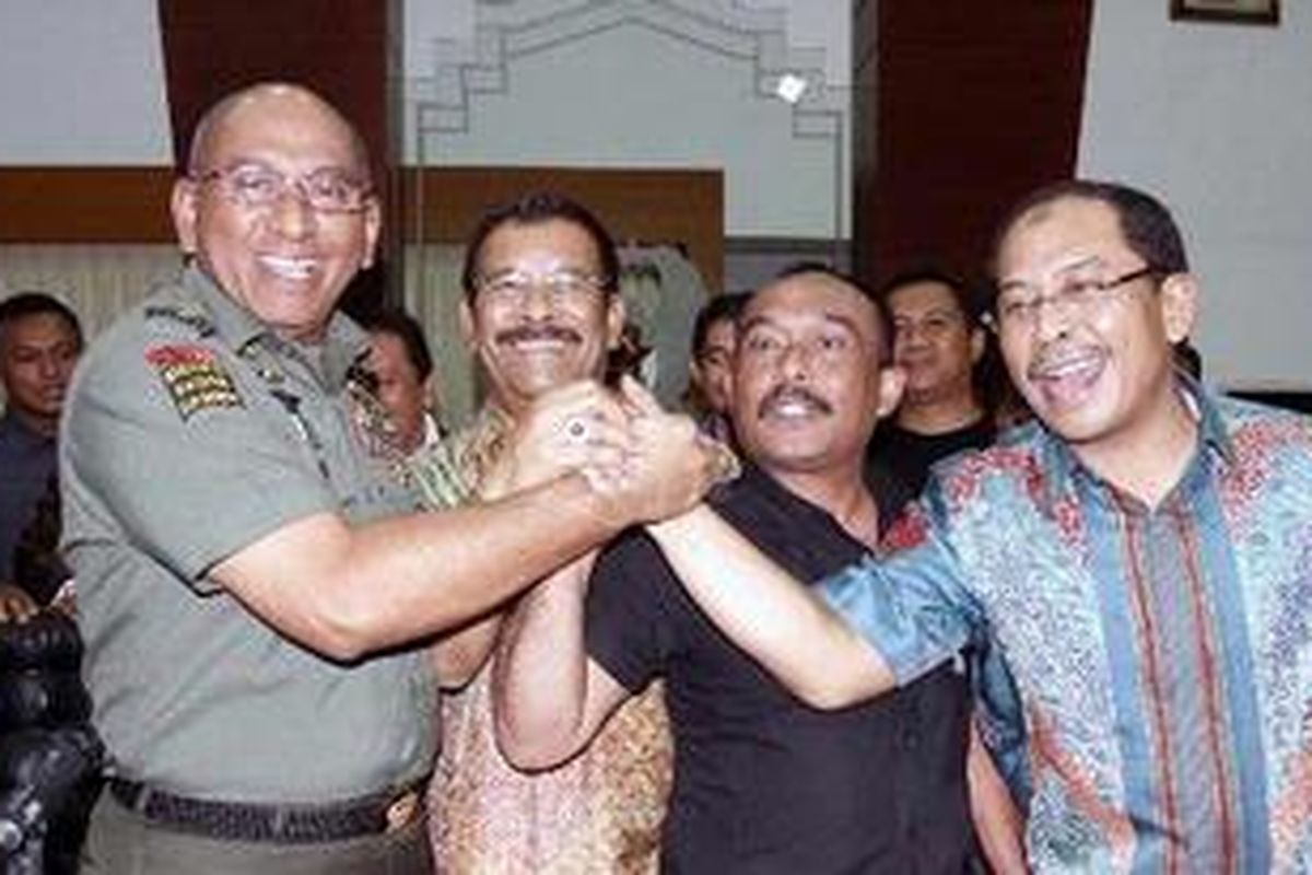 Ketua umum PSM Makasar, Ilham Sirajudin, Manager Persema Malang, Asmuri, dan Direktur Persib, Umuh Muchtar (kanan-kiri), berjabat tangan dengan KSAD Jendral TNI George Toisutta (kiri), usai acara dukungan kepada George untuk maju sebagai calon Ketua PSSI, di Mabes Angkatan Darat, Jakarta Pusat, Rabu (2/2/2011). George akan bertarung dengan Nurdin Halid (incumbent) untuk memperebutkan kursi Ketua PSSI dalam kongres yang digelar 19 Maret mendatang.