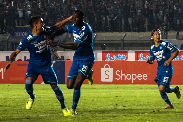 Pemain Persib Bandung merayakan gol ke gawang PSS Sleman, saat kedua tim bertemu di Stadion Si Jalak Harupat, Minggu (15/3/2020). 