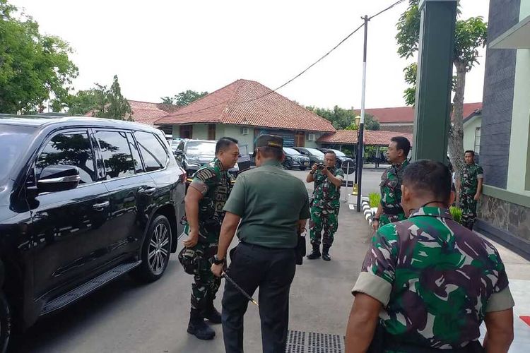 Panglima TNI Jenderal Andika Perkasa tiba di Kota Solo, Jawa Tengah, langsung melakukan pengecekan Command Center untuk Pengamanan VVIP Presiden RI di wilayah Yogyakarta dan Kota Solo, Kamis (8/12/2022)