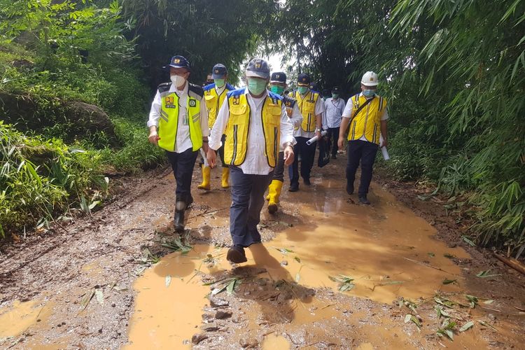 Menteri PUPR Basuki Hadimuljono mengunjungi lokasi terjadinya bencana longsor di Desa Cihanjuang, Kecamatan Cimanggung, Kabupaten Sumedang, Jawa Barat, Kamis (14/01/2021).