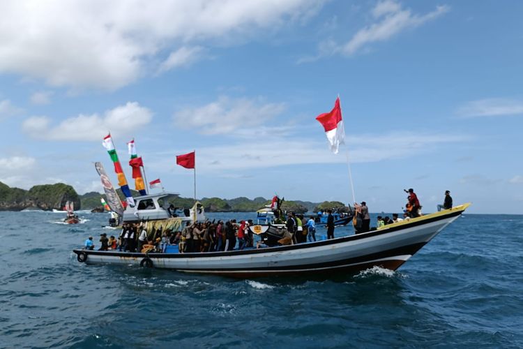 Prosesi upacara Petik Laut Larung Sesaji Pantai Sendang Biru, Desa Tambakrejo, Kecamatan Sumbermanjing Wetan, Kabupaten Malang, Selasa (27/9/2022).