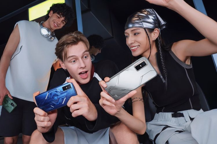 Infinix GT 30 mengusung konsep ?Cyber Mecha Body? yang dilengkapi aksen Mechanical Light Waves di bagian belakang. 