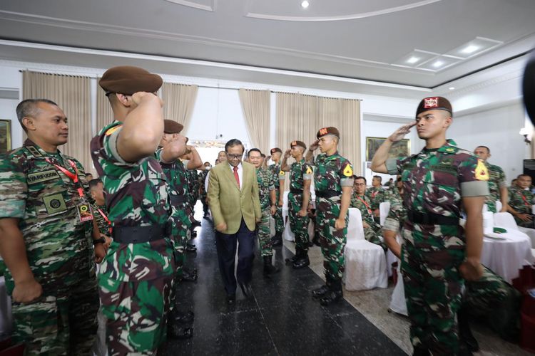 Menko Polhukam Mahfud MD saat dalam apel Komandan Satuan (Dansat) TNI AD di Akademi Militer, Magelang, Jawa Tengah, Kamis (23/6/2022).