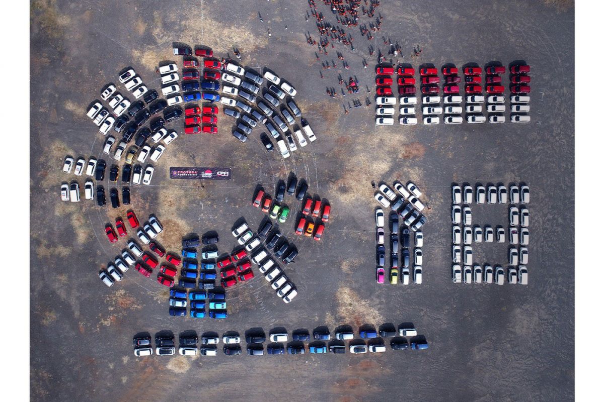 Ratusan mobil dari berbagai komunitas mobil yang tersebar di Jabodetabek berkumpul membentuk logo Asian Games 2018 di Lapangan Froggy, BSD City, Tangerang, Sabtu (4/8/2018).