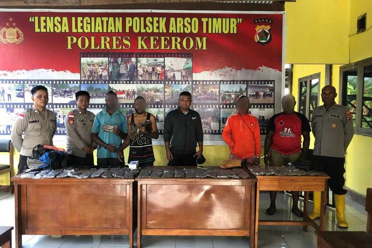 4 pelaku, saat diamankan oleh Polsek Sentani Timur, Polres Keerom bersama Direktorat Resnarkoba Polda Papua di Arso Timur, Kabupaten Keerom, Papua, Rabu (5/6/2024).