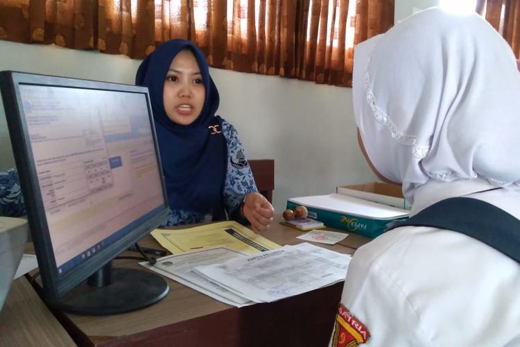 Calon siswa membuat akun untuk pendaftaran PPDB online di SMK Negeri 1 Purwokerto, Jawa Tengah, Senin (17/6/2019).
