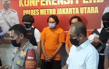 Vokalis band Deadsquad , Daniel Mardhany (berbaju tahanan orange) menghadiri rilis pers kasus penyalahgunaan narkotika di Polres Metro Jakarta Utara, Senin (3/5/2021).